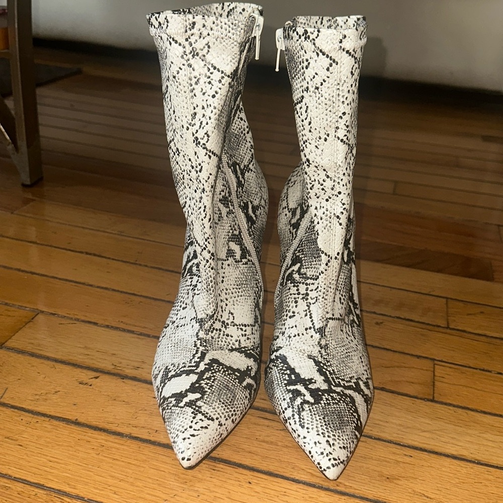 Steve Madden Snake Skin Boot Daffy/Daffo -Size 9
